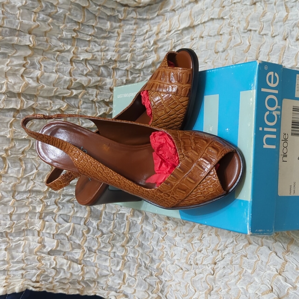 Nicole Paris brown crocodile pump 2" heel size 6.5